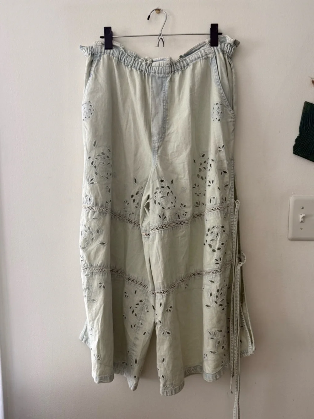 We The Free x Free People Day Break Eyelet Jeans NWT L - Picture 4 of 8